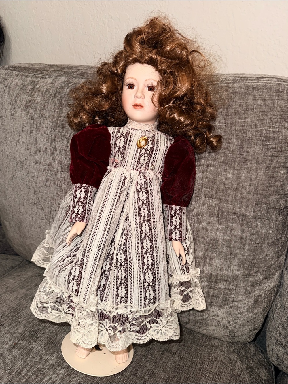 Vintage Porcelain Doll Limited Edition #723/3500 Victorian Lace Dress Red Velvet - Picture 7 of 9